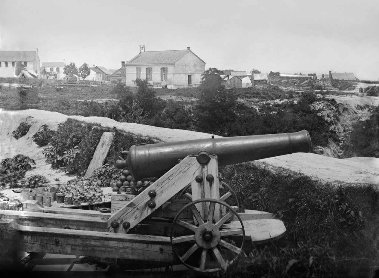 Konfedererade 32-pundsvapen fångades utanför Yorktown, Virginia, ca. juli 1862 av George N. Barnard