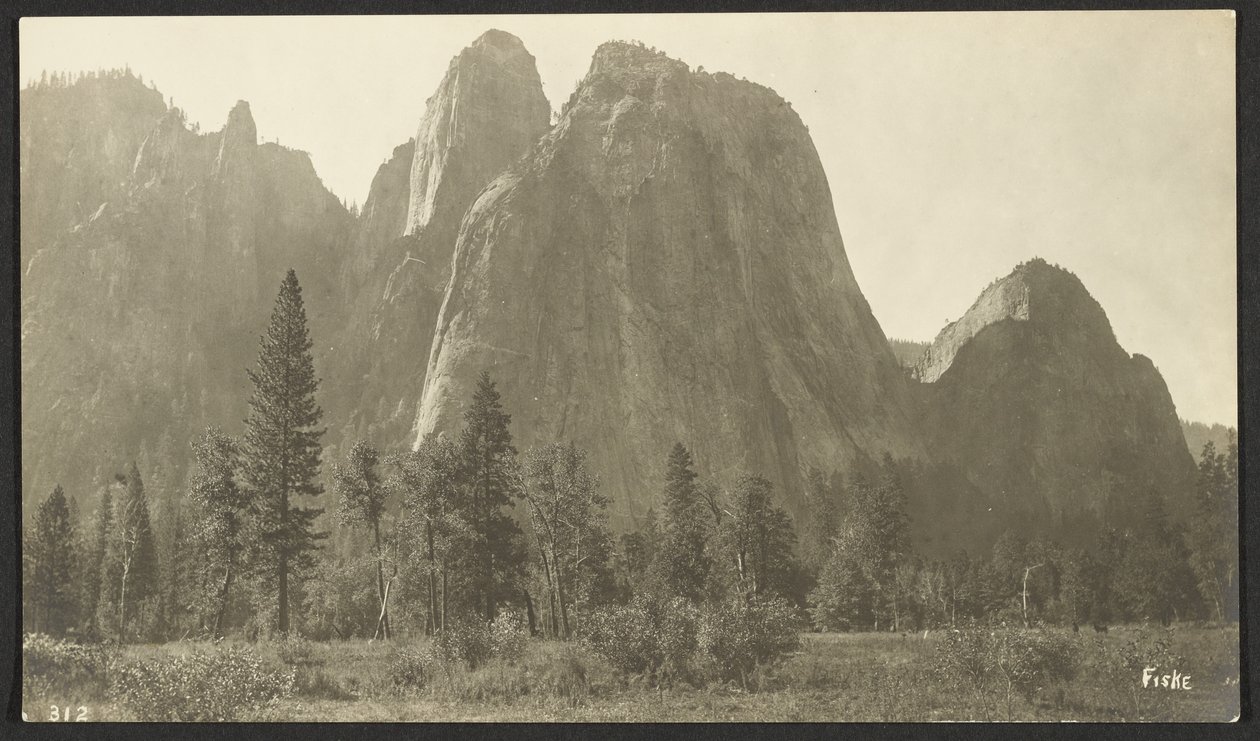 Cathedral Rocks, 2600 fot av George Fiske