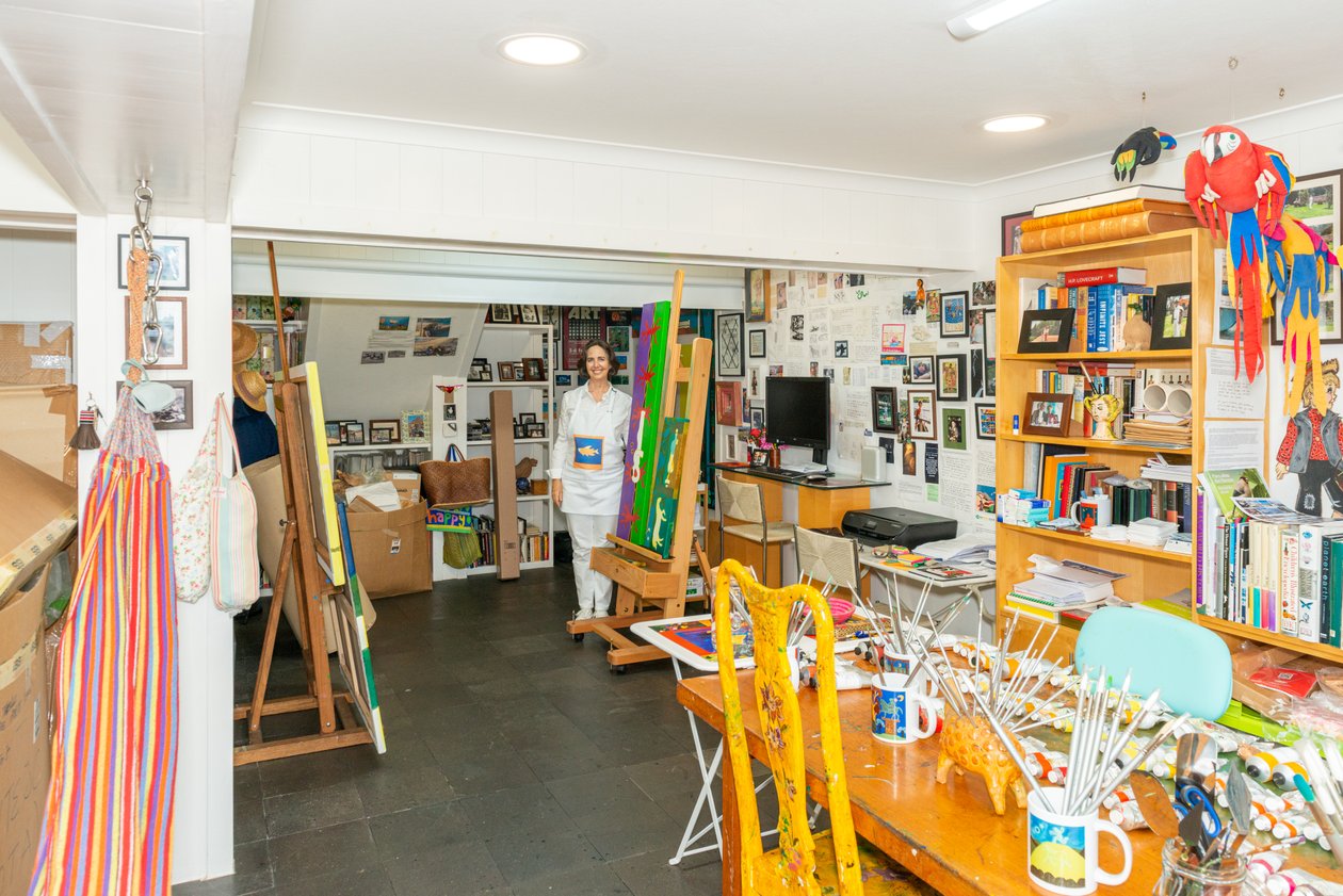 Cristina Rodriguez i sin studio, 2022 av Bartolome Esteban and studio Murillo