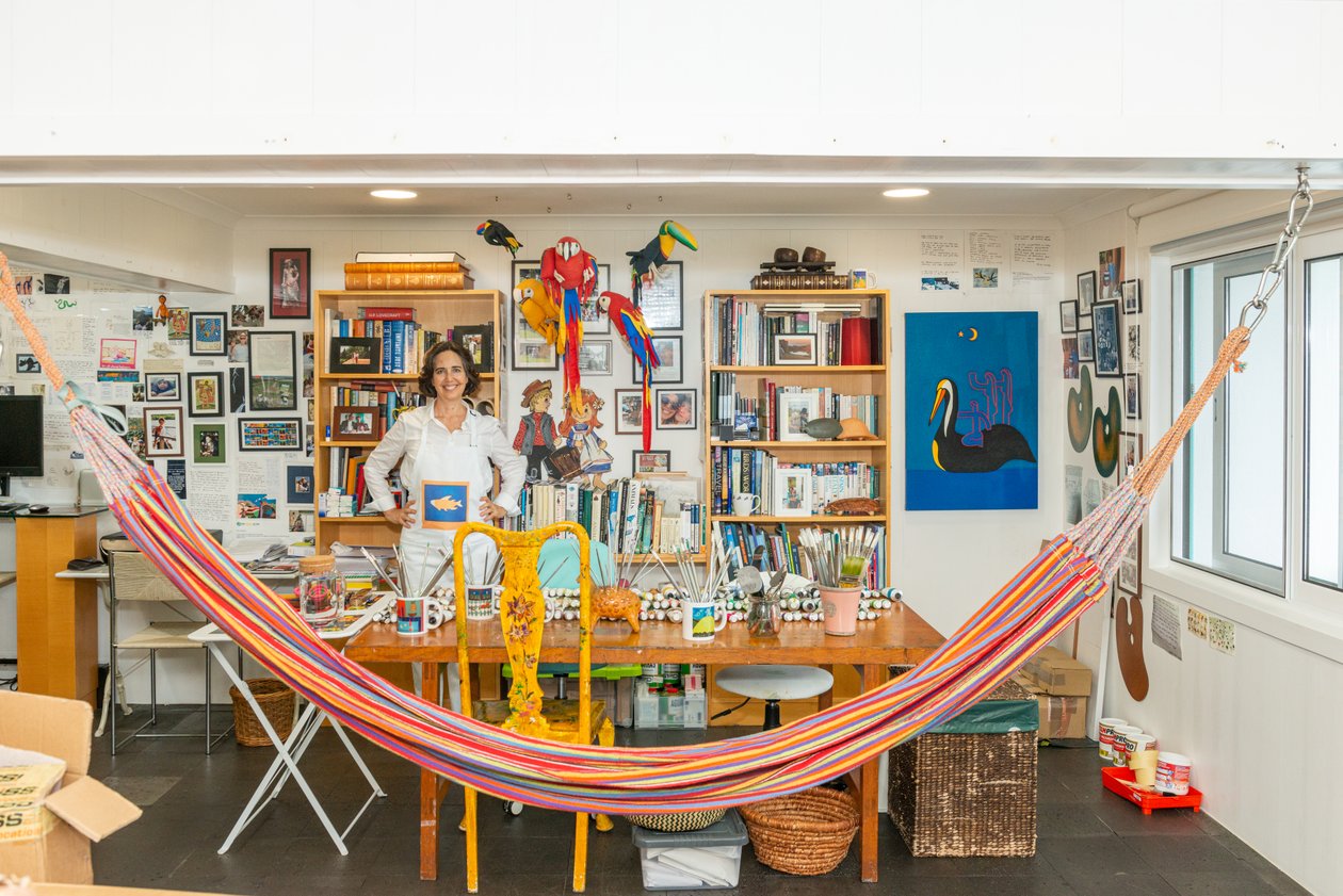 Cristina Rodriguez i sin studio, 2022 av Bartolome Esteban and studio Murillo