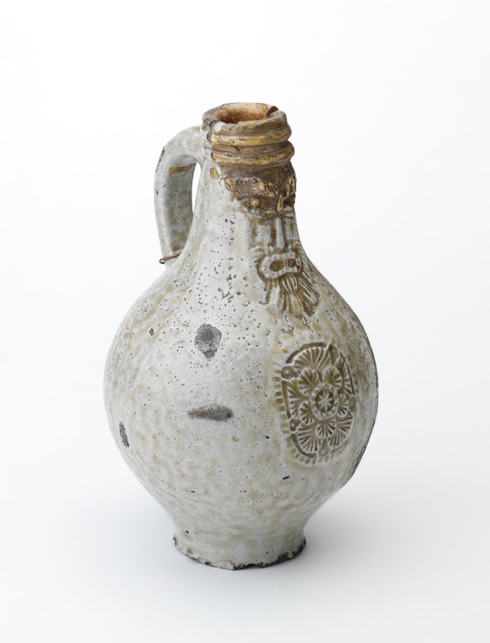 Bellarmine kanna, ca 1660-70 (saltglaserat stengods) av German School