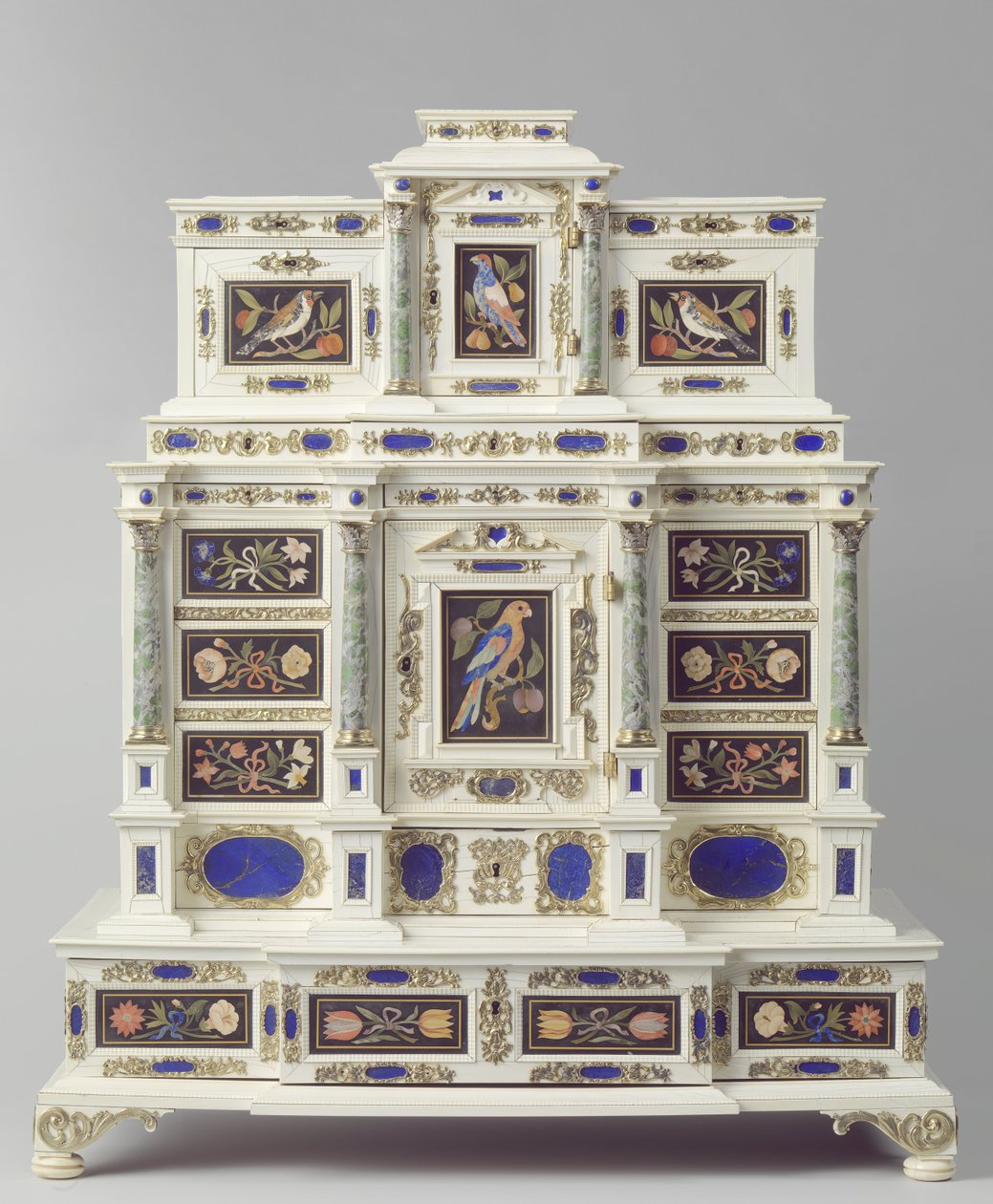 Skåp tillverkat i Augsburg, ca 1660-70 (inlagt trä) av German School