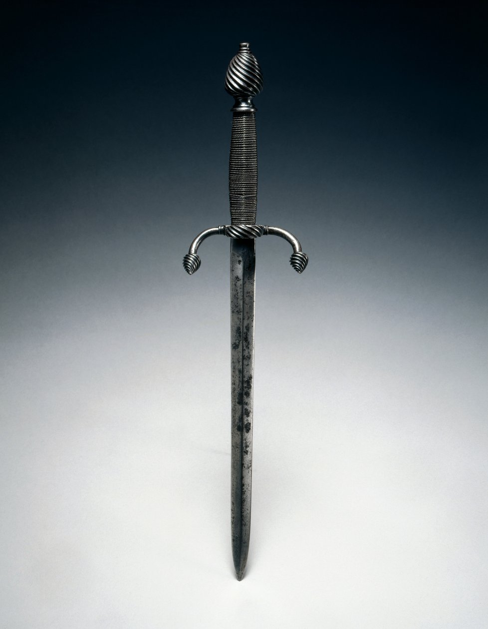 Pareringsdolk, c.1600 (stål med vajergrepp) av German School