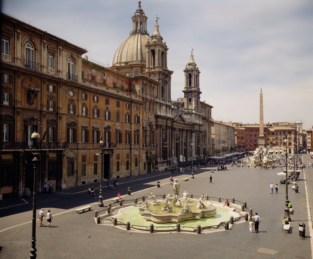Vy över piazzan med de fyra flodernas fontän, 1648-51 och Moro-fontänen, 1653-5 av Gian Lorenzo Bernini