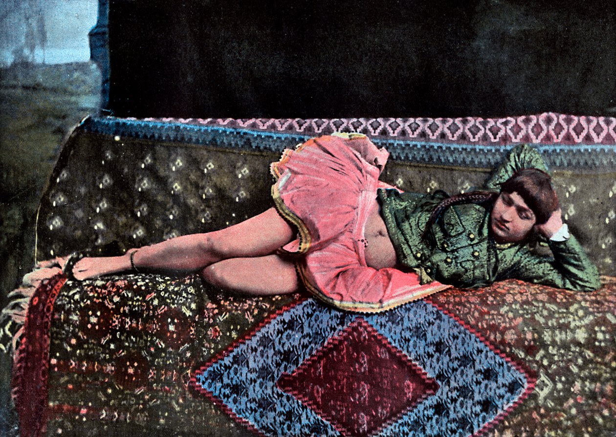 Persisk kvinna i ett harem, c1890. av Gillot