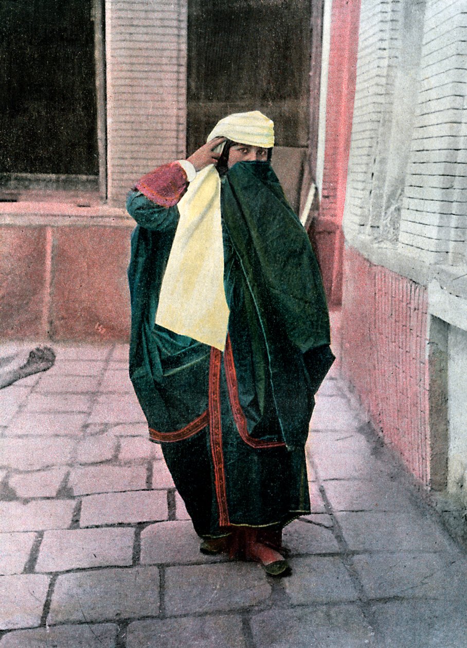Persisk kvinna i traditionell dräkt, c1890. av Gillot
