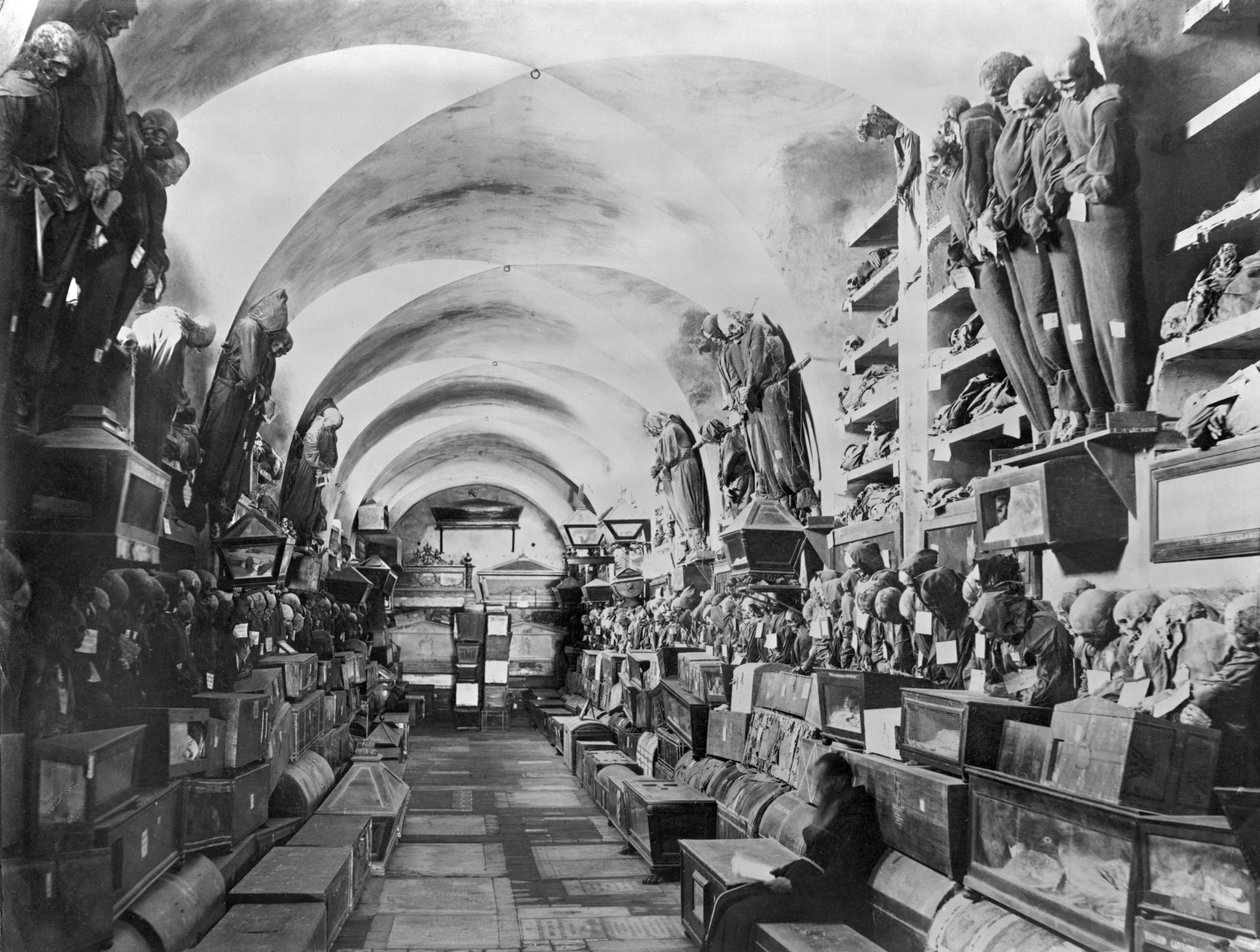 Mumier i katakomberna i Palermo, Italien av Giorgio Sommer