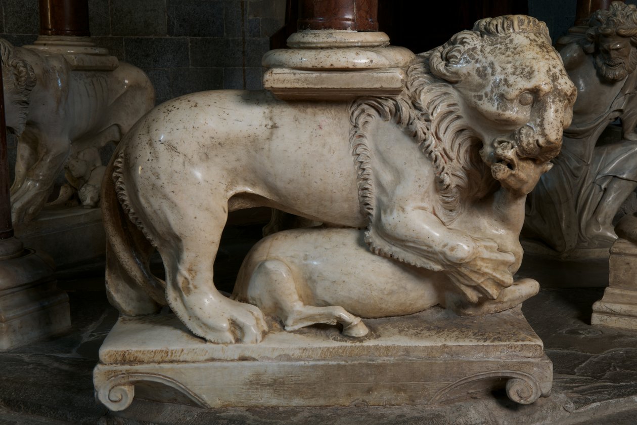Lejon, på predikstolen i kyrkan Sant
