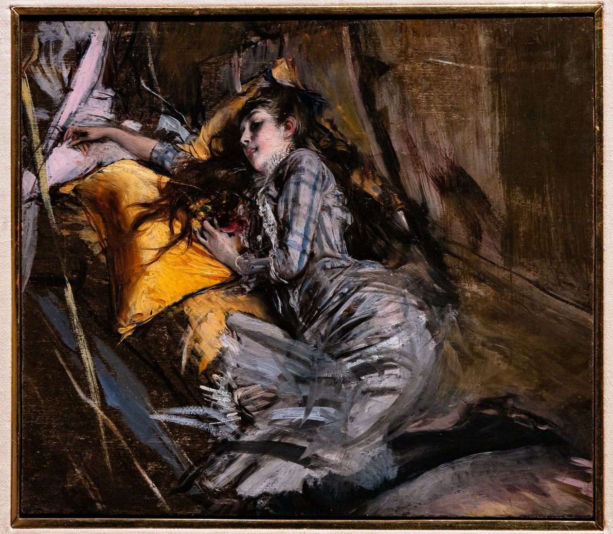 Liggande flicka i tartanklänning av Giovanni Boldini