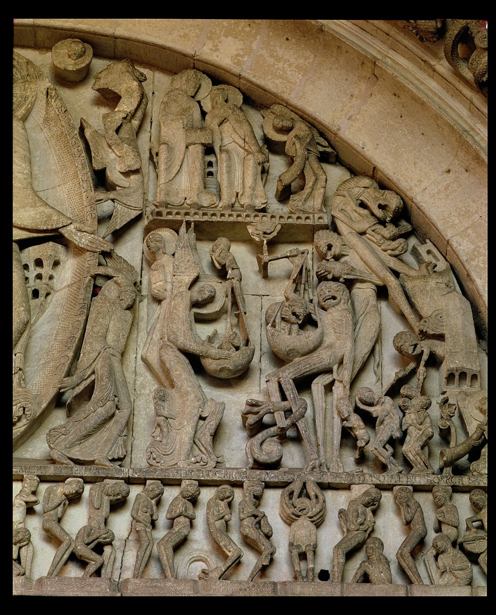 Västra portalen, detalj av den sista domen, höger sida som visar själarnas vägning, c.1130-5 kalksten av Gislebertus
