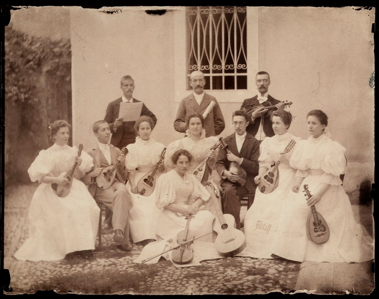 Gruppporträtt av sittande musiker, ca 1900 av Giuseppe Wulz