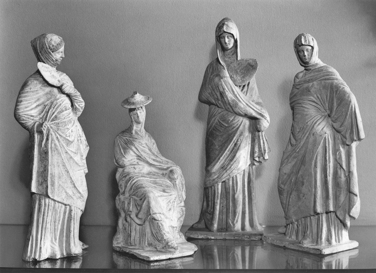 Grupp av draperade kvinnor, från Tanagra (terrakotta) av Greek