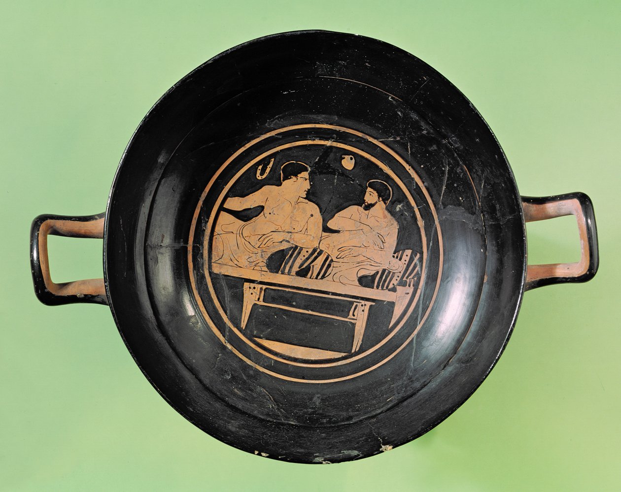 Interiörvy av en röd figurkopp på vinden föreställande en man och en ephebe i konversation, från Orvieto, c.420 f.Kr. (keramik) av Greek