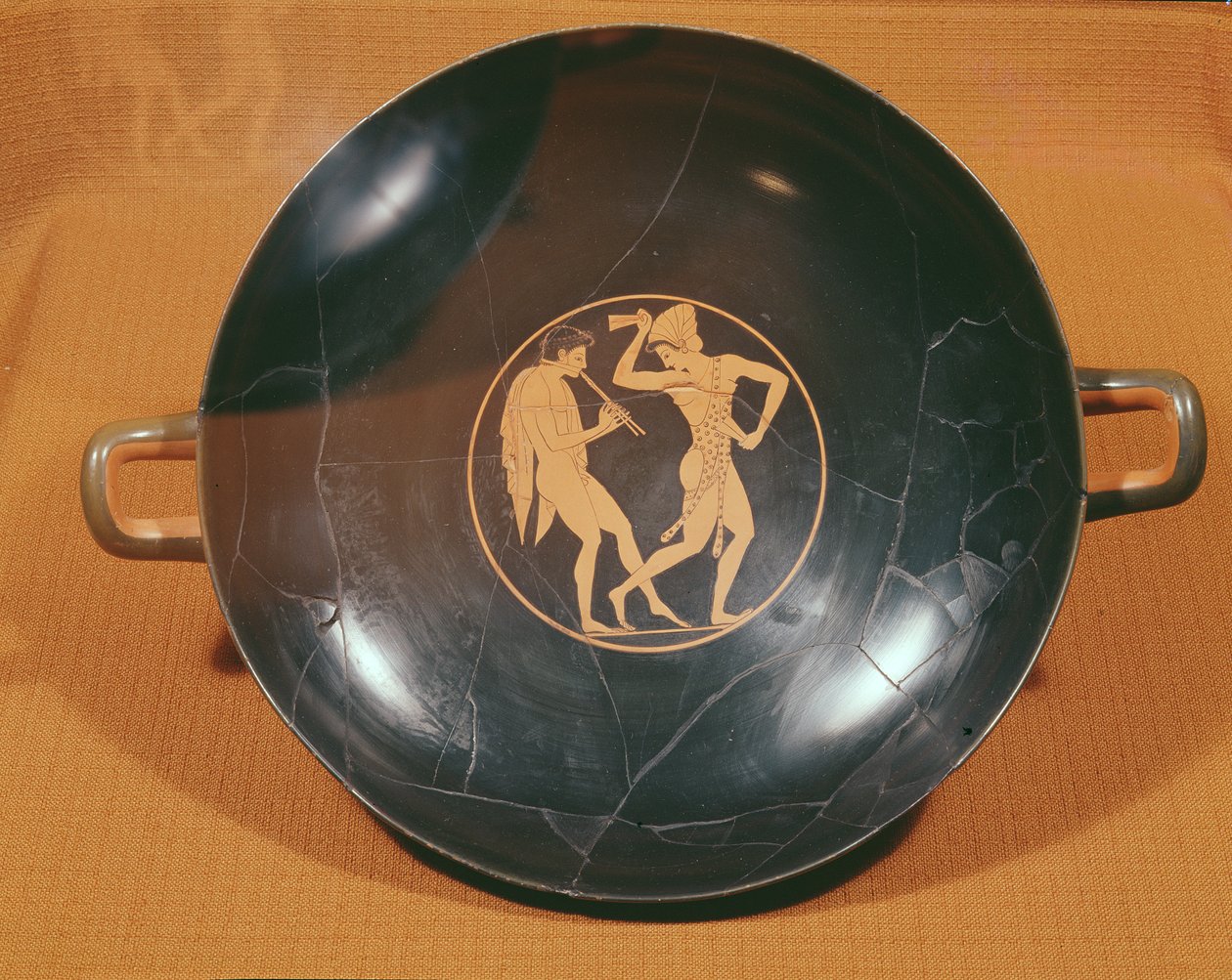 Kylix föreställande en flöjtspelare och en dansare, ca 520-10 (keramik) av Greek