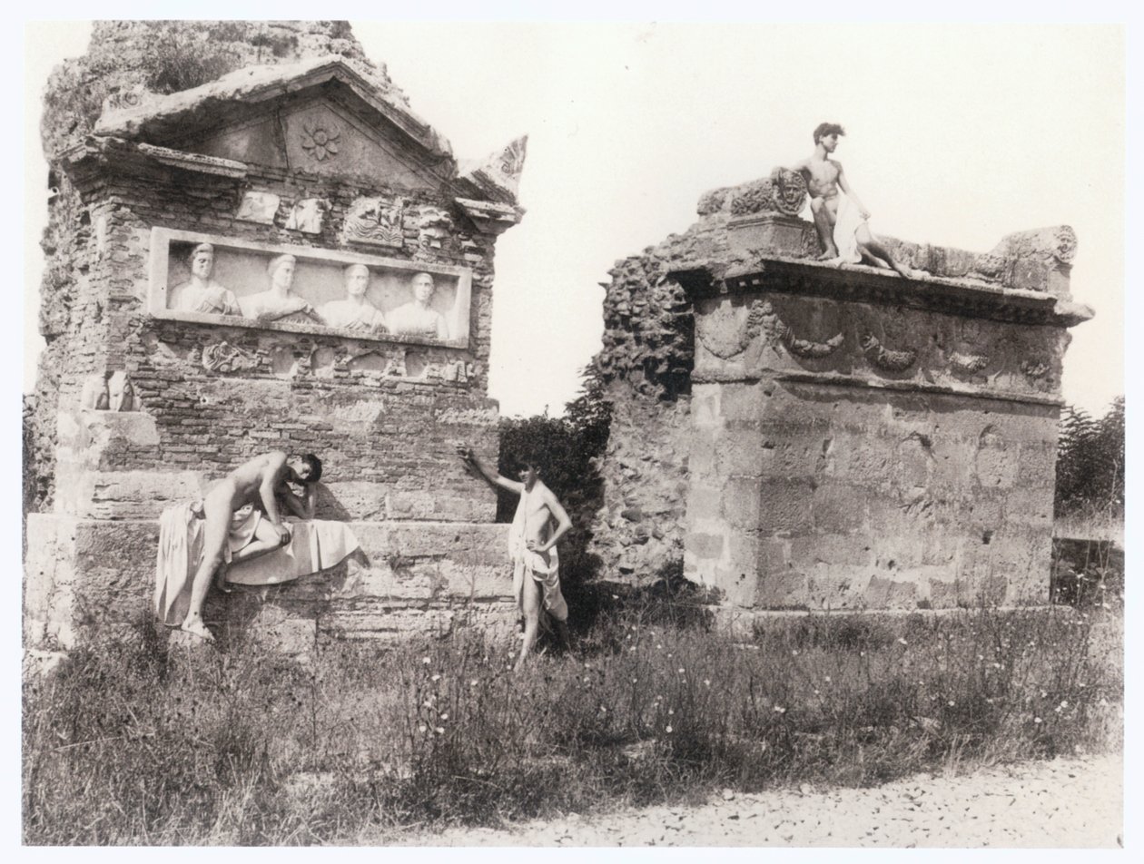 Pojkar bland gravar (foto) av Guglielmo (1852 1930) Plüschow