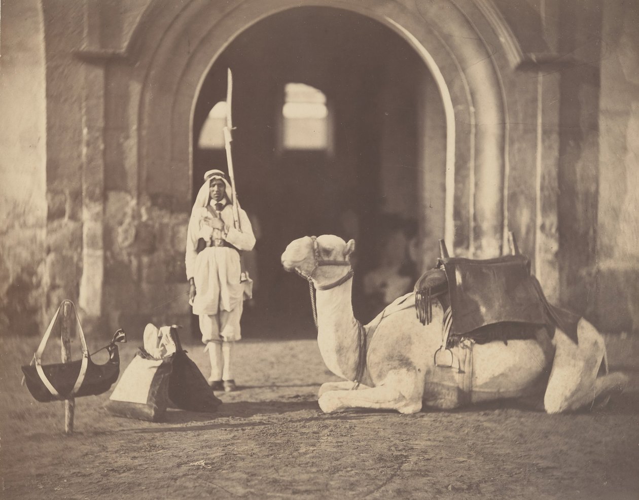 [Soldat och militär kamel], 1866. av Gustave Le Gray