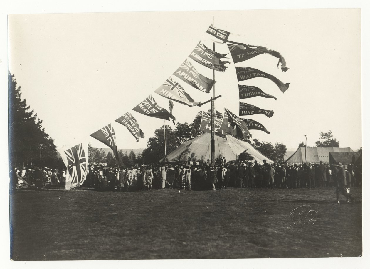 Maori-mottagning i Arawa Park, Rotorua, ca 1925 (silvergelatintryck) av Guy Photo Studio