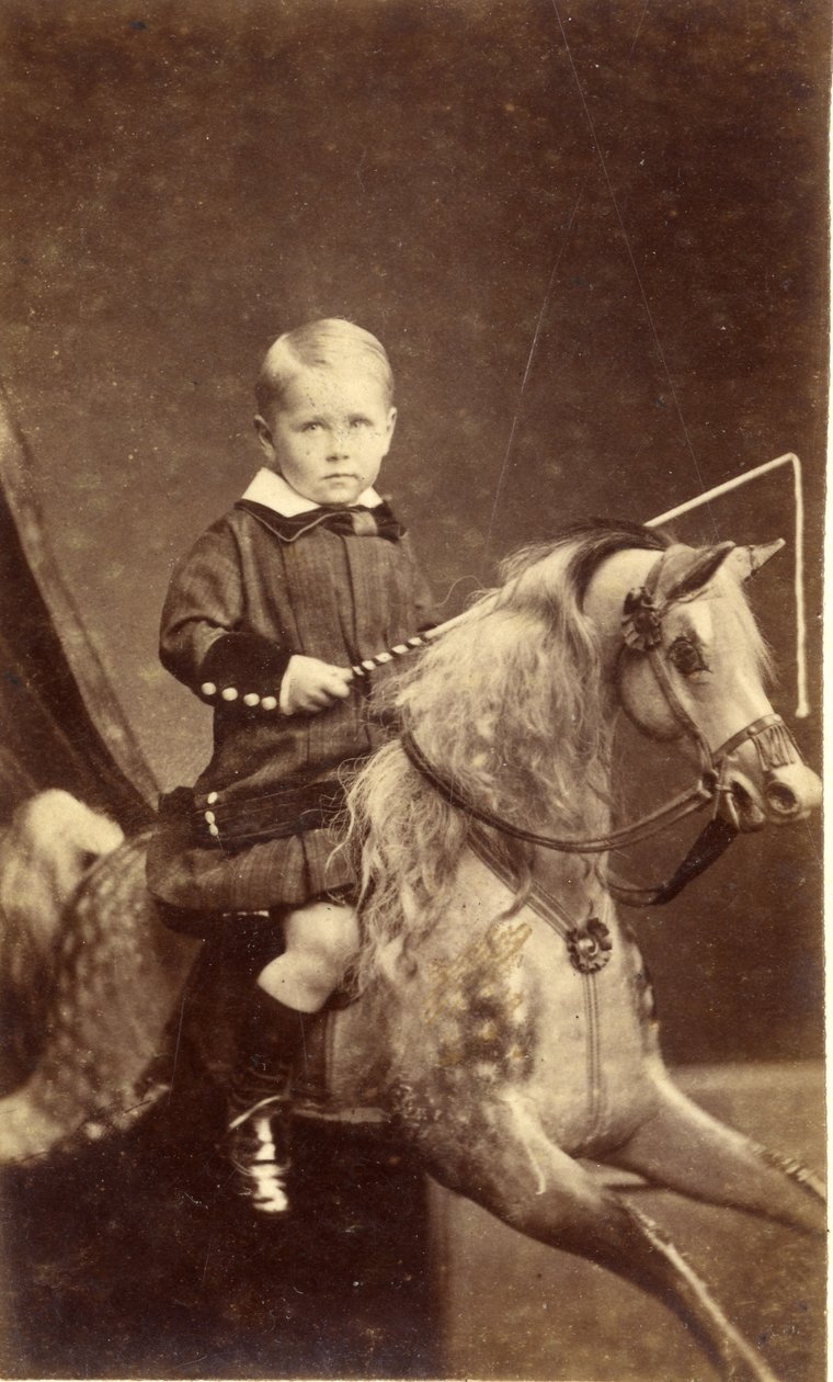 Pojke med piska på gunghäst, 1870-talet (albumenprint) av H. A. Chapman