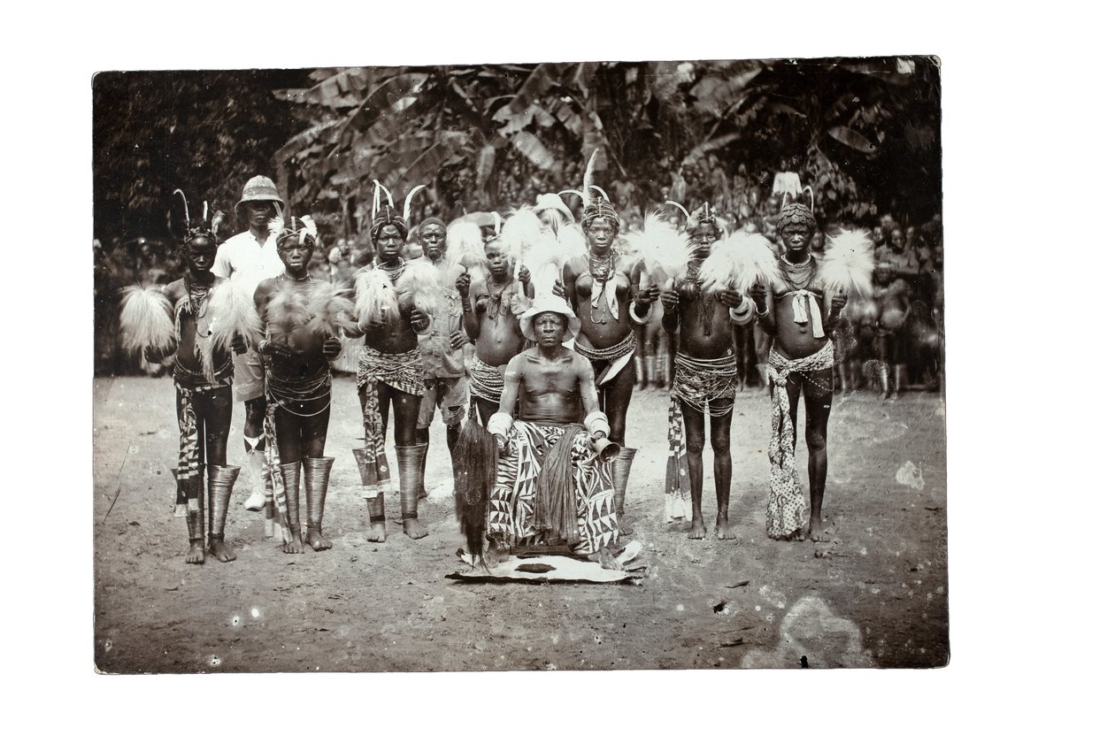 Kamerunsk hövding med sina kvinnor, Kamerun, ca 1930 (gelatinsilvertryck) av H. S. Freeman