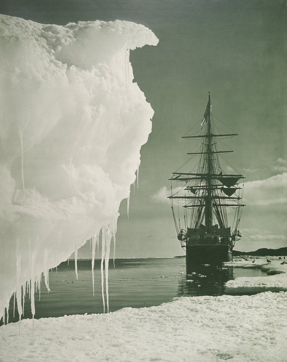 The Terra Nova at the ice foot, Cape Evans av Herbert Ponting