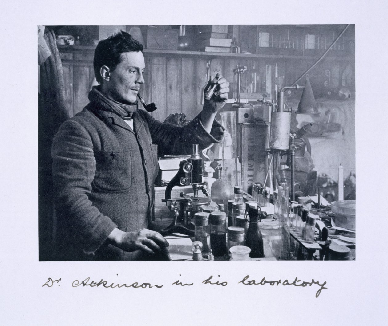 Dr Atkinson i sitt laboratorium, från "Scotts sista expedition". av Herbert Ponting