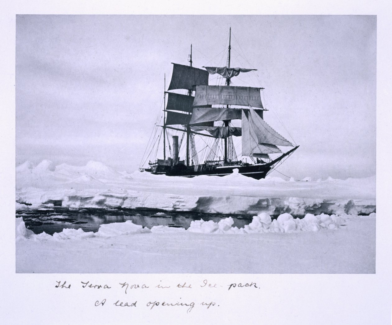 "Terra Nova" i packisen. Ett bly som öppnas, från "Scotts sista expedition". av Herbert Ponting