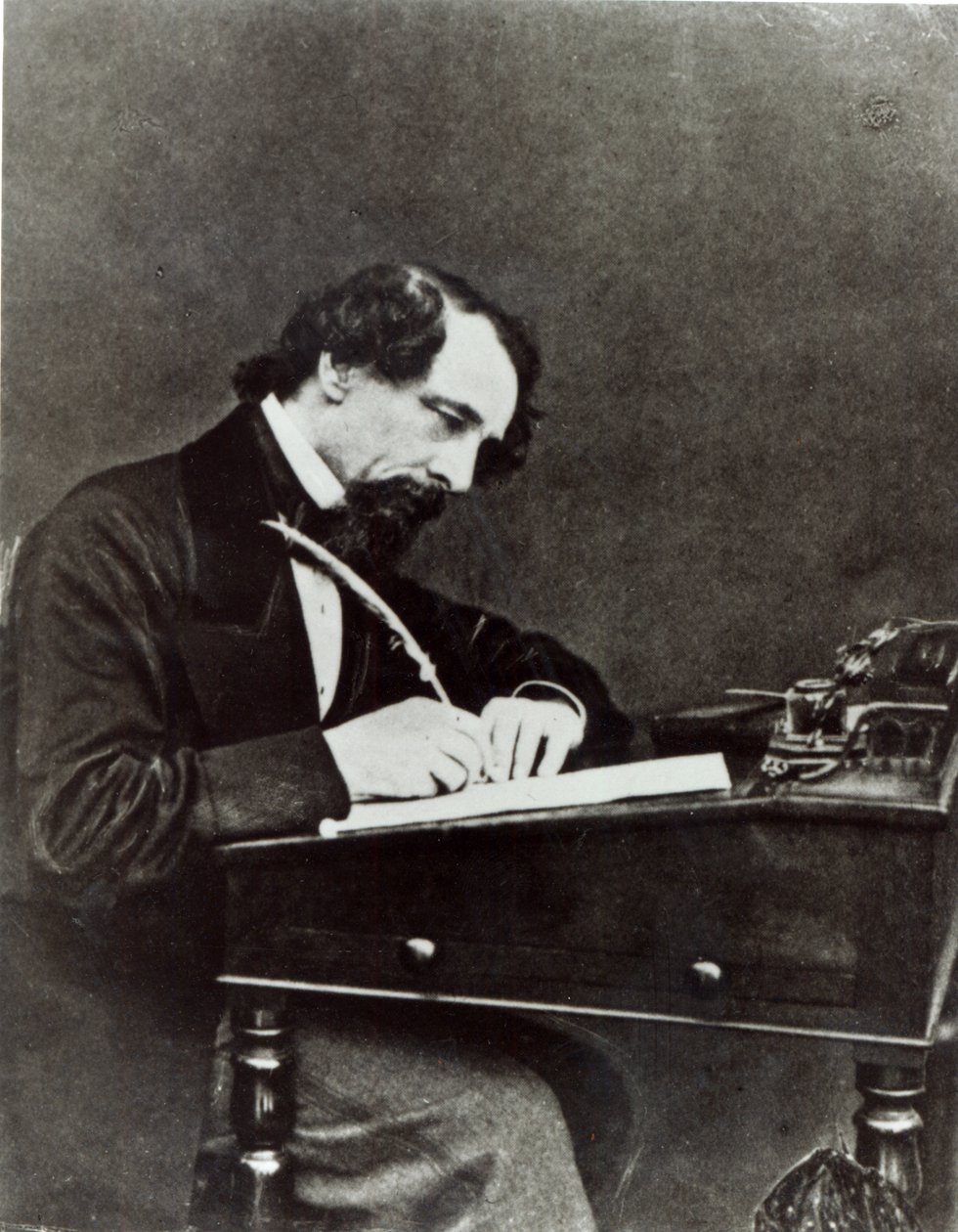 Charles Dickens (1812-70) vid sitt skrivbord, 1858 av Herbert Watkins