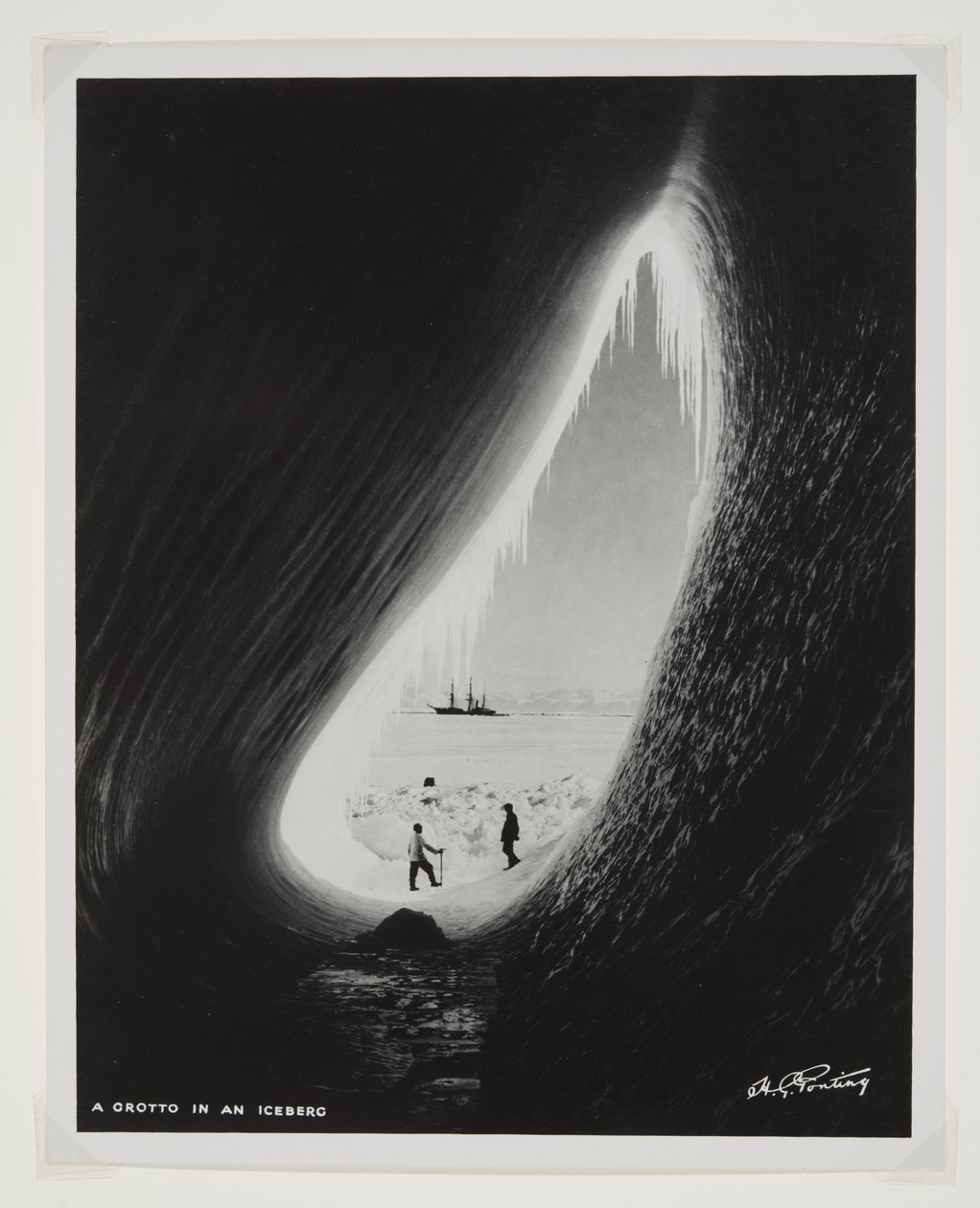 En grotta i ett isberg (bromidtryck) av Herbert Ponting