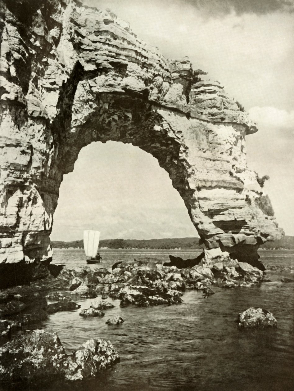 En sjösliten båge vid Matsushima, 1910. av Herbert Ponting