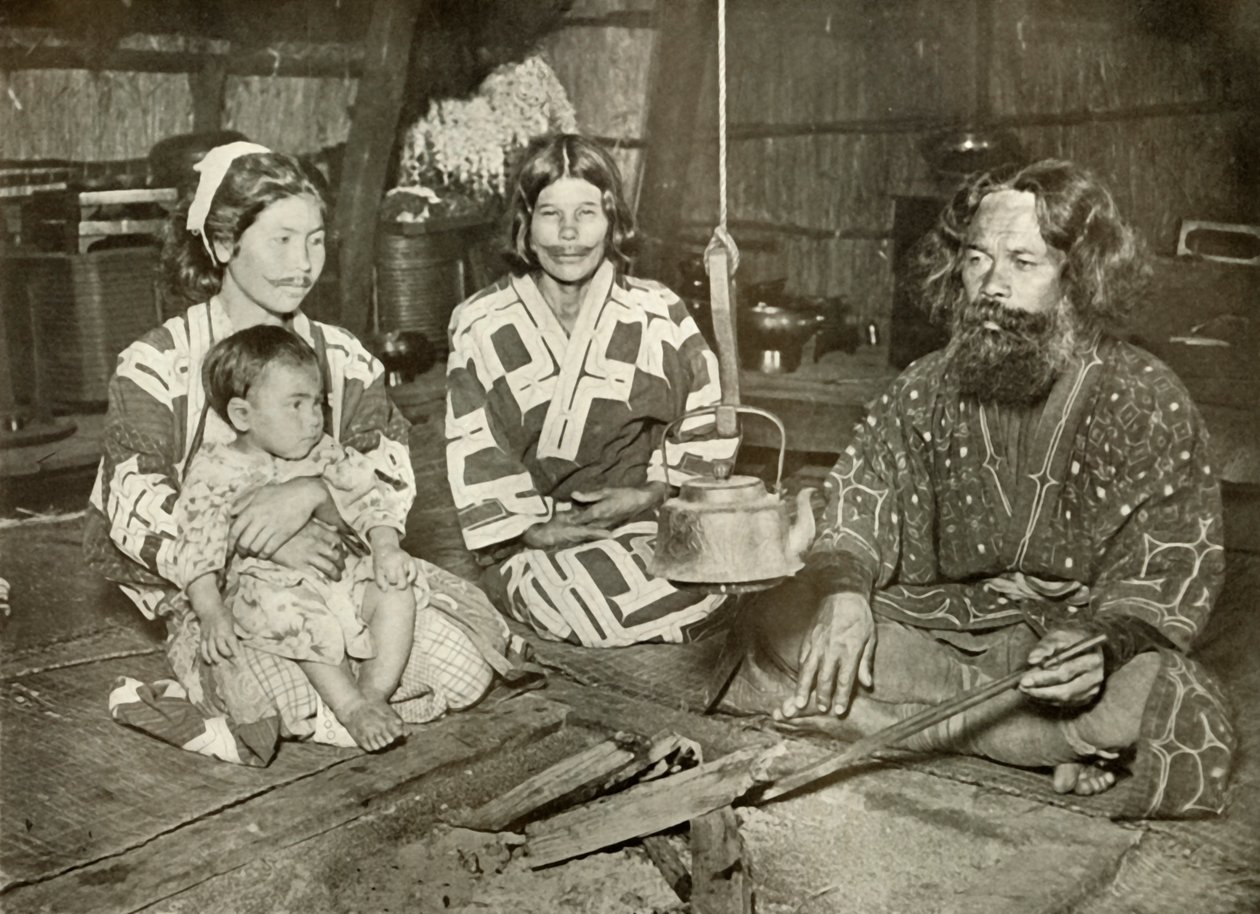 Ainu Man and Women at Home, 1910. av Herbert Ponting