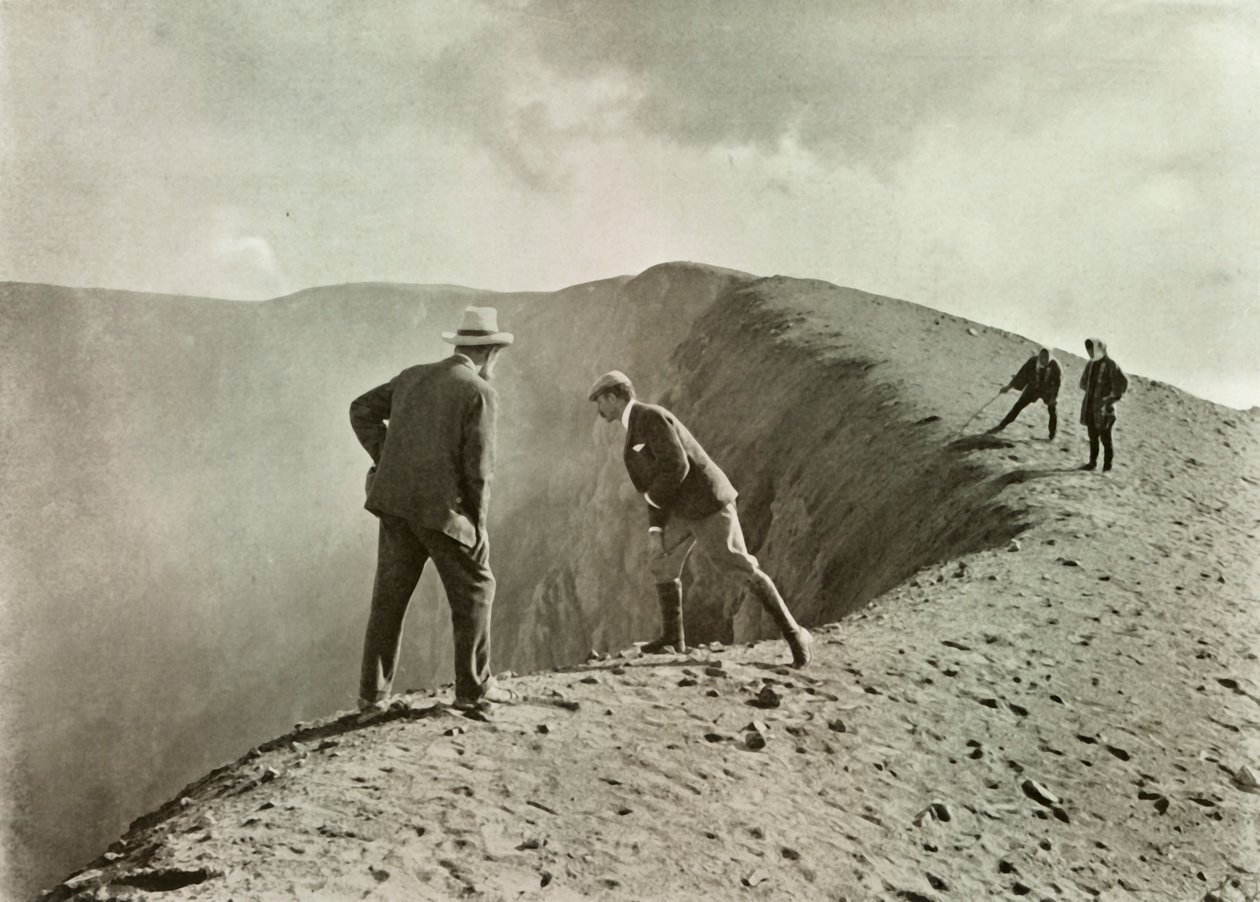 Vid Craters Brink, Asama-Yama, 1910. av Herbert Ponting