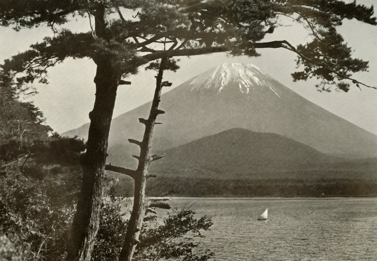 Fuji From Lake Shoji, 1910. av Herbert Ponting