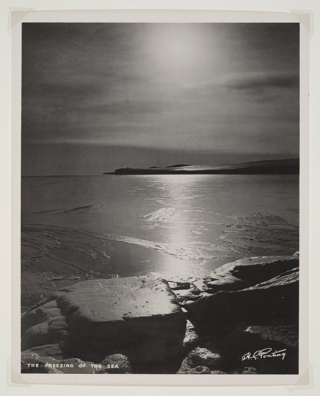 The Freezing of the Sea (bromidtryck) av Herbert Ponting