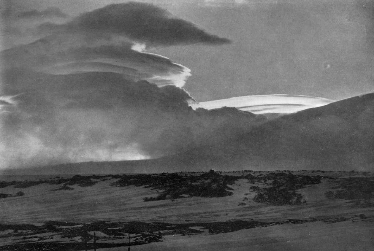 Whaleback moln över berget Erebus, c19101913, 1913. av Herbert Ponting