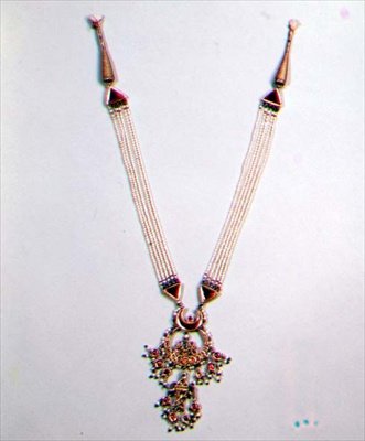 Guld-, emaljerat, juvel- och pärlhalsband, från Jaipur (pärla, emalj & guld) (se även 73981 och 1367) av Indian School