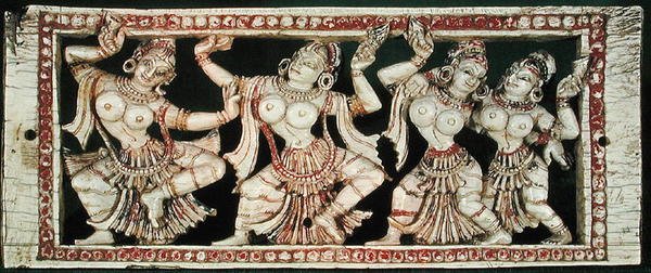 Relief föreställande fyra dansare av Indian School