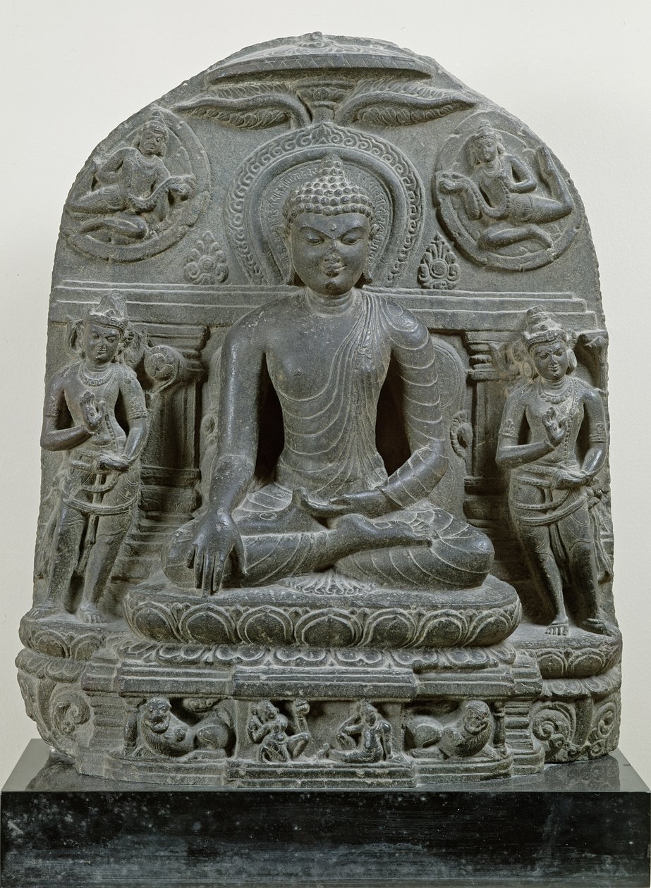 Sittande Buddha i meditation (basalt) av Indian School