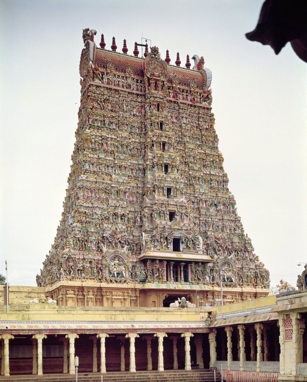 Vy över den snidade exteriören av södra gopuram av Indian School