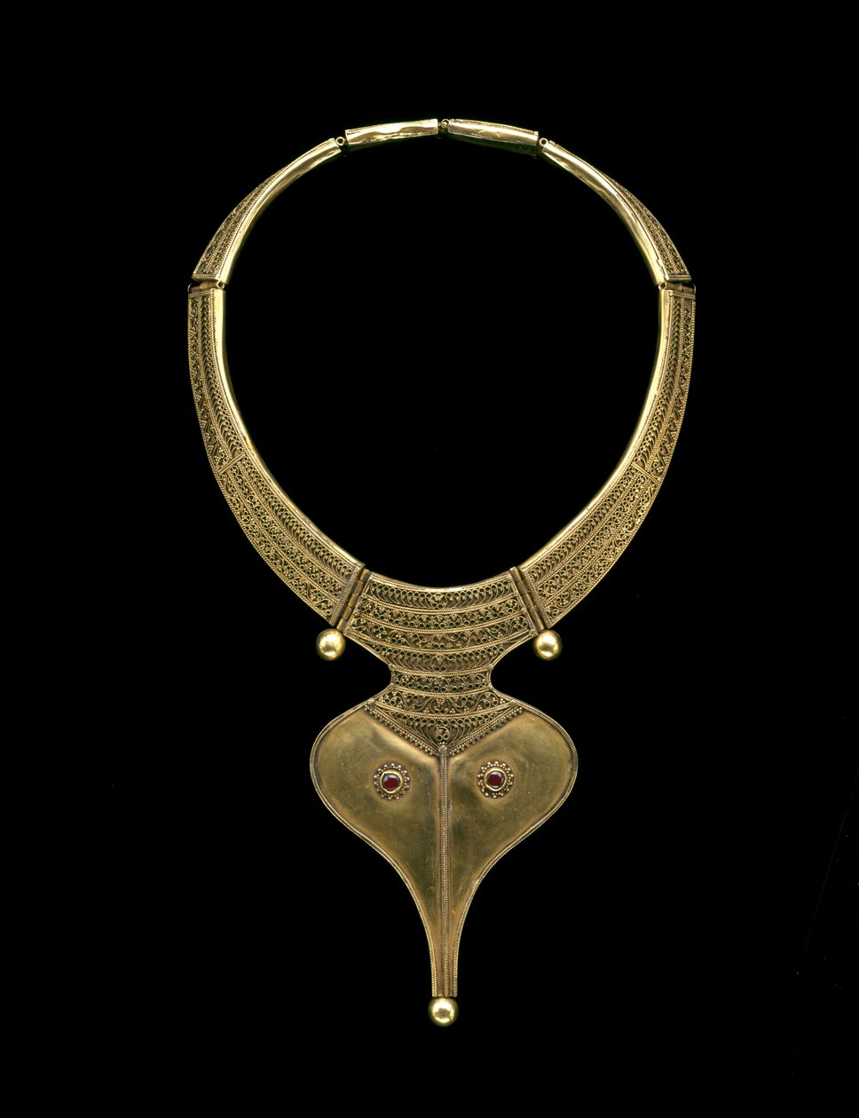 Halsband (guld och röda stenar) av Indian School