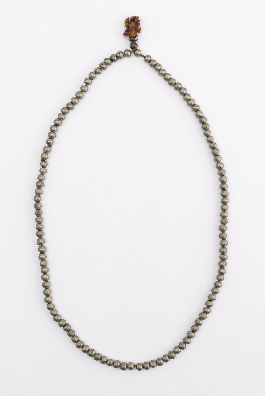 Sträng av små pärlor (silver) av Indian School