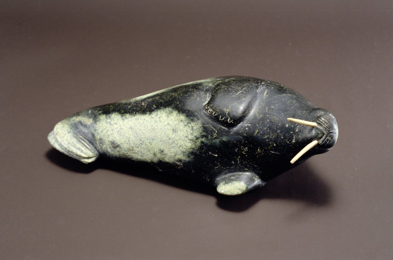Valross, från Cape Dorset (täljsten) av Inuit School