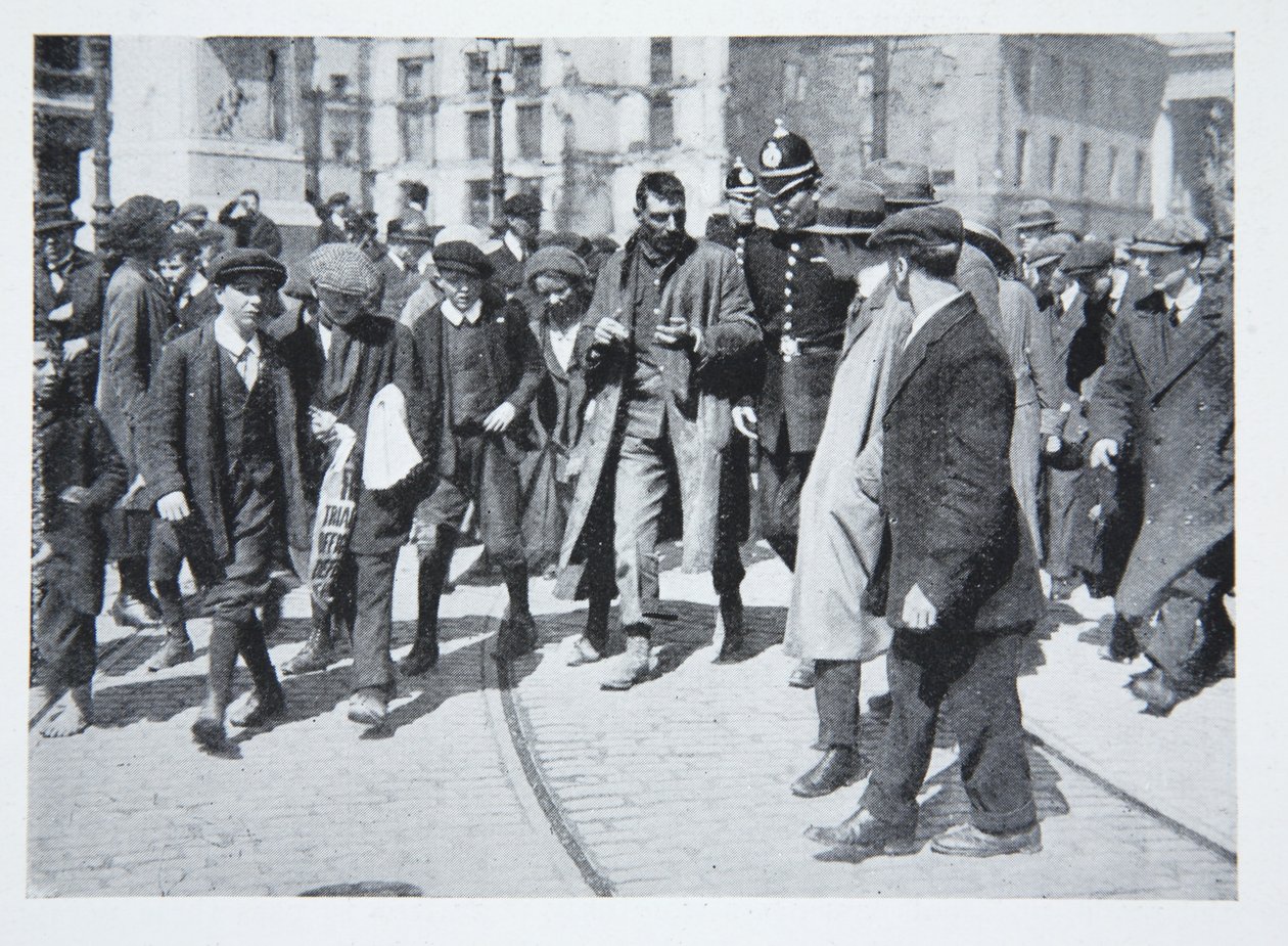 Trångt gata under revolten, från An Illustrated Record of the Sinn Fein Revolt in Dublin, april 1916 av Irish Photographer