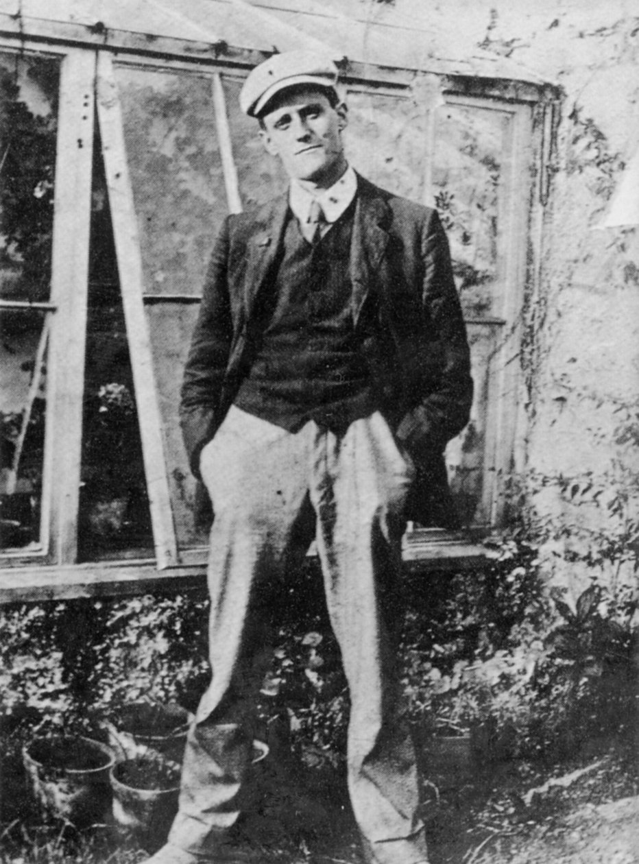 James Joyce i trädgården hos sin vän Constantine Curran i Dublin, 1904 av Irish Photographer