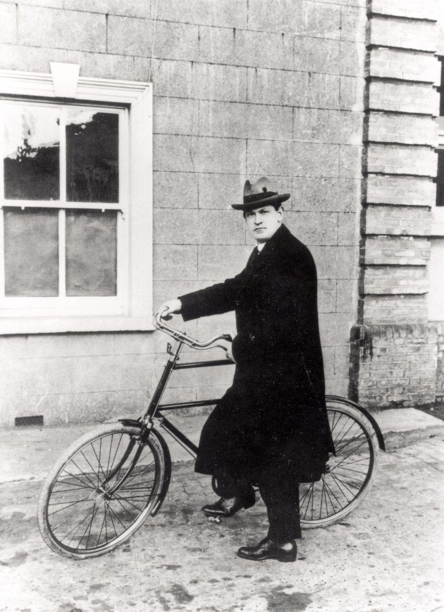 Michael Collins (1870-1922) med sin berömda cykel av Irish Photographer
