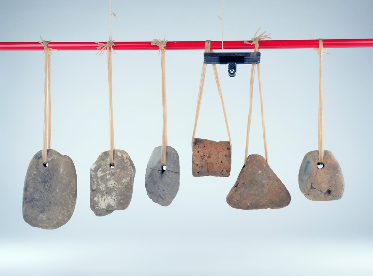Vikter som användes för att hålla vertikala varptrådar spända på upprättstående vävstolar, järnålder. av Iron Age
