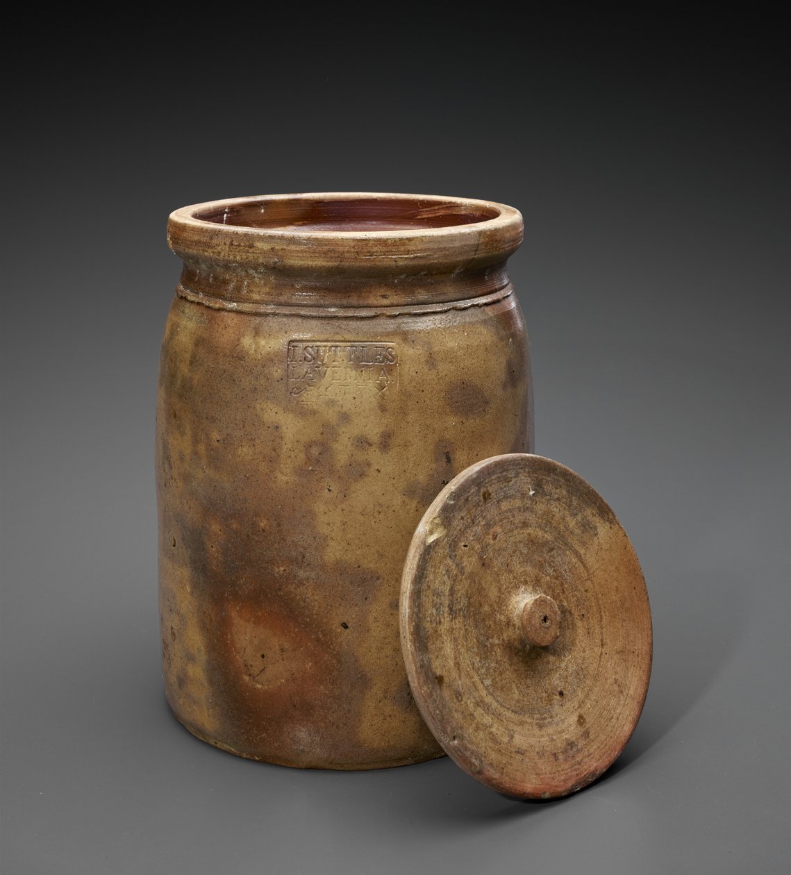 Crock, c. 1873-1882 (glidglaserat stengods) av Isaac Suttles Pottery