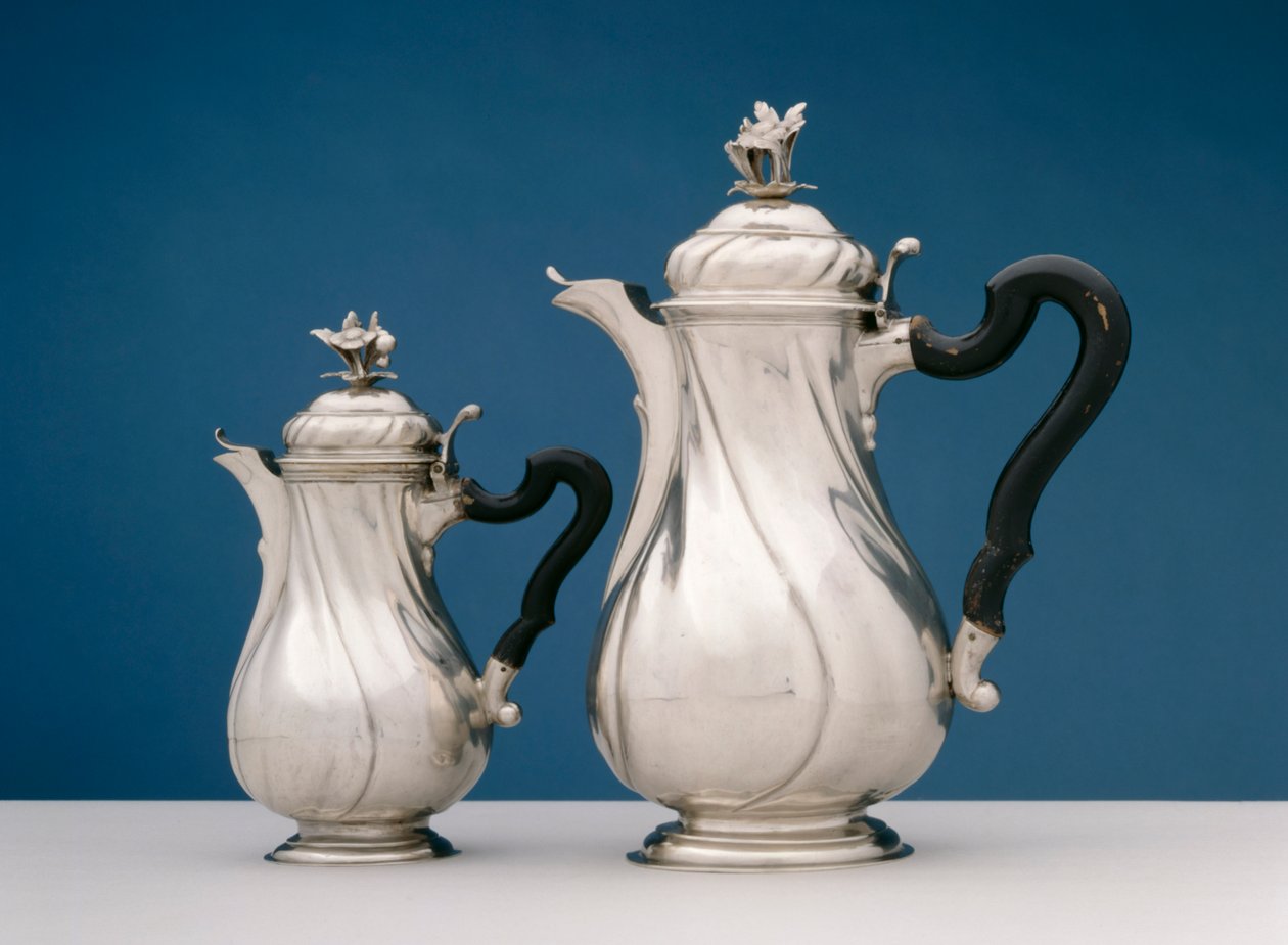 Ett par tekannor, ca 1780 (silver och ebenholts) av Isaak Beaucair