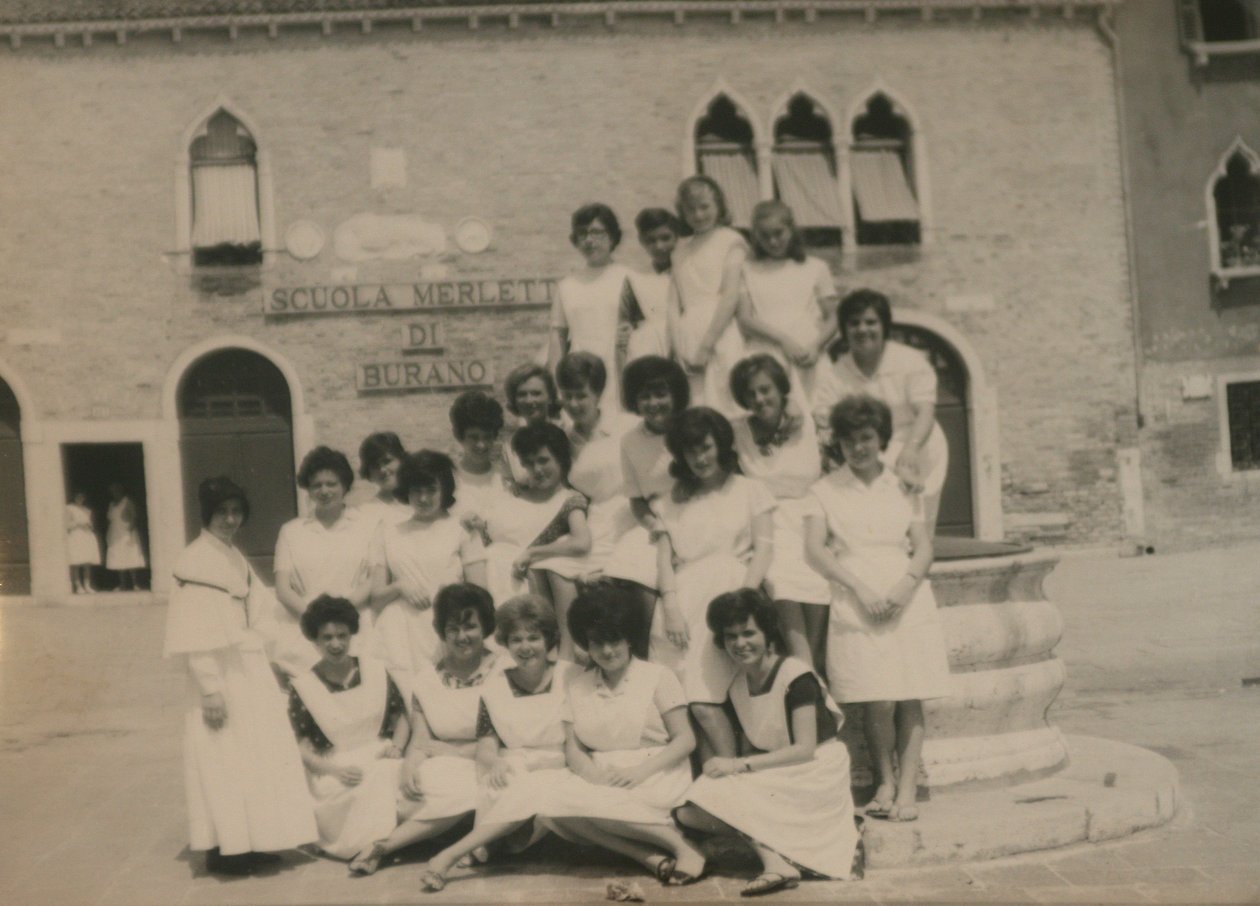 Spetsmakare utanför skolan (sepiafoto) av Italian Photographer