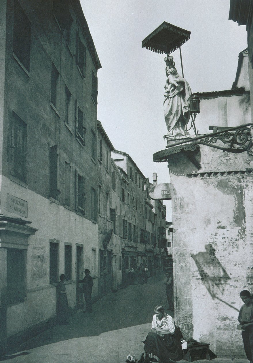 Utsikt över Salizada Santa Giustina av Italian Photographer