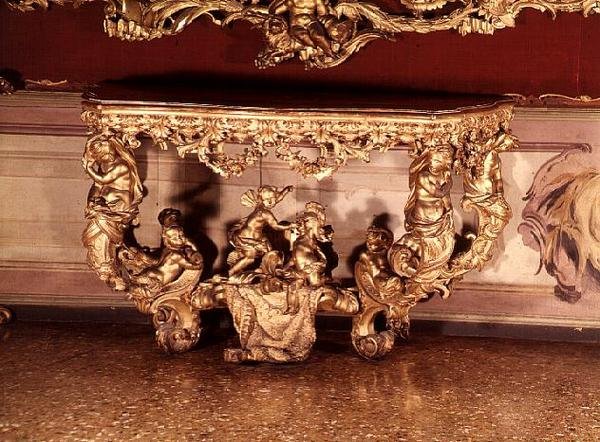 Bord med snidade keruber, rokokostil, ca 1730 (förgylld) av Italian School